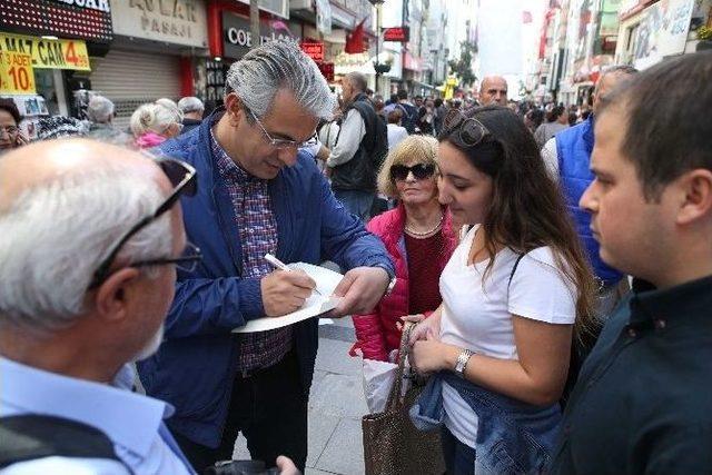 Karşıyaka’da Yılmaz Özdil İzdihamı