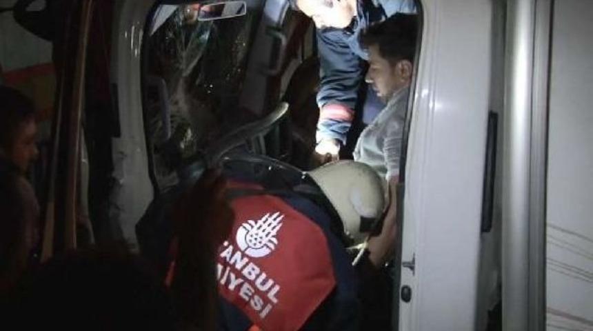 Uyuyan S&uuml;r&uuml;c&uuml; Park Halindeki Tır'a &Ccedil;arptı: 2 Yaralı