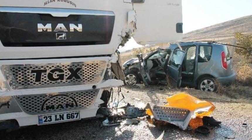 Elazığ&rsquo;da Tır İle Otomobil Kafa Kafaya &Ccedil;arpıştı: 1 &Ouml;l&uuml;, 5 Yaralı