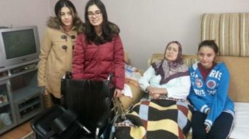 İhlas Eğitim Kurumları &Ouml;ğrencilerinden Tekerlekli Sandalye Yardımı