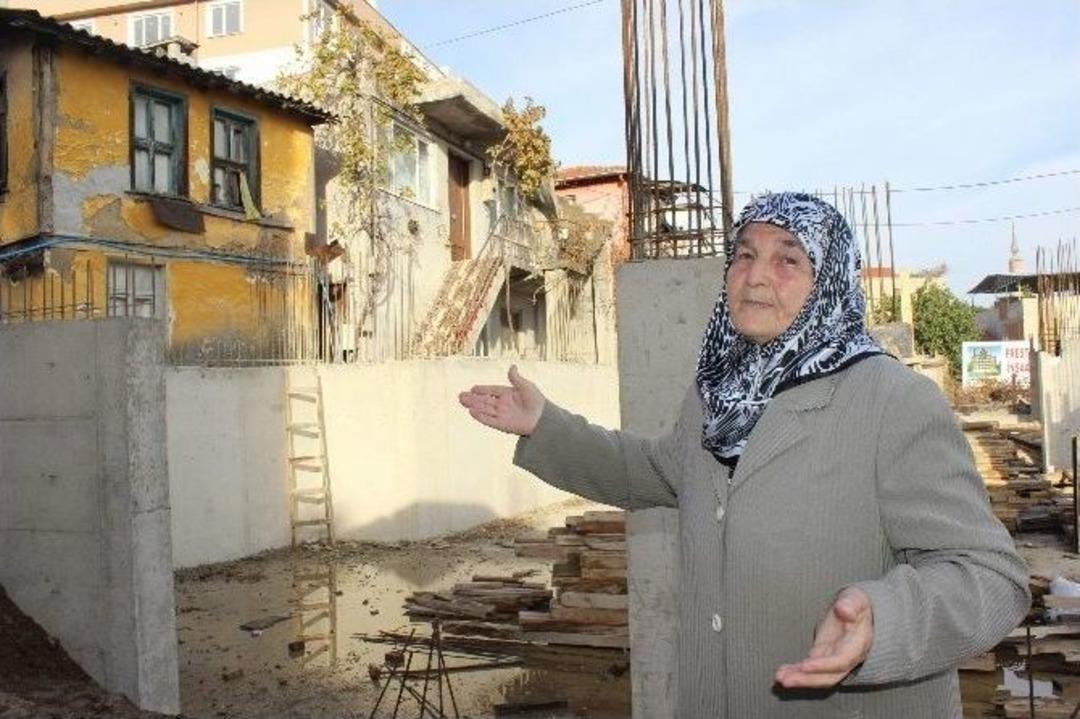 (&ouml;zel Haber) Kapısının &Ouml;n&uuml;ne Apartman Dikilen 80&rsquo;lik Nine Evine Giremiyor