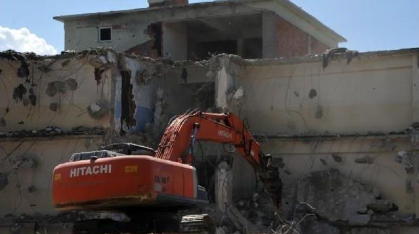 Y&uuml;ksekova'daki Yıkım &Ccedil;alışmaları S&uuml;r&uuml;yor