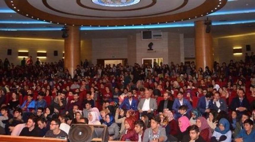 Milletvekili Ilıcalı, &Uuml;niversiteli Gen&ccedil;lerle Buluştu