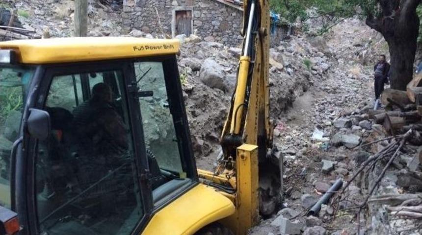 Burhaniye Belediyesi Kırsalda Menfez Yapımına Başladı