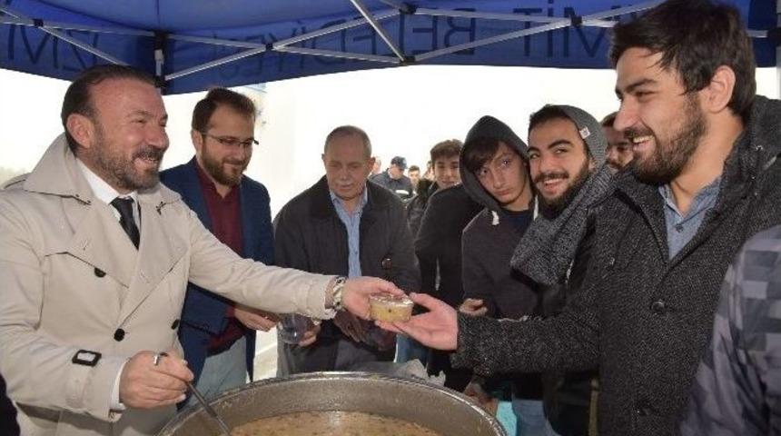 Nevzat Doğan&rsquo;dan &Uuml;niversite &Ouml;ğrencilerine Aşure İkramı