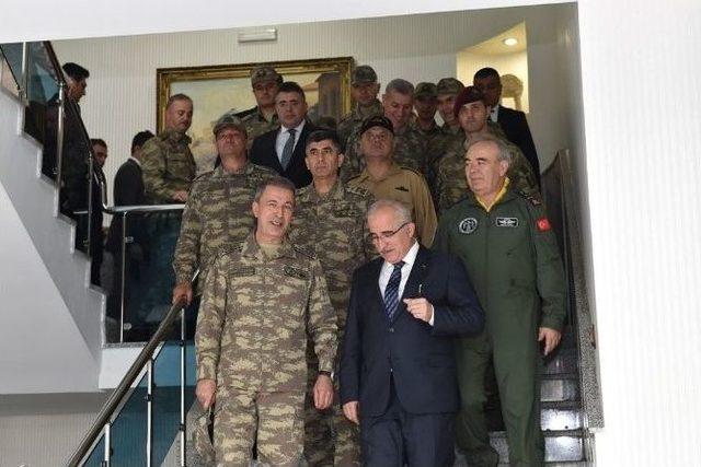 Genelkurmay Başkanı Akar, Şanlıurfa Sınırında İncelemede Bulundu