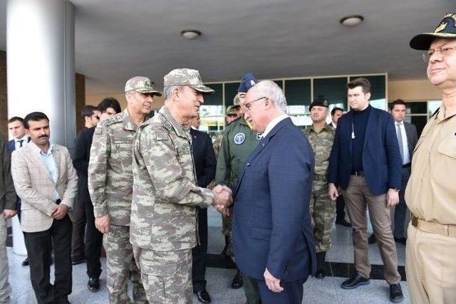 Genelkurmay Başkanı Akar, Şanlıurfa Sınırında İncelemede Bulundu