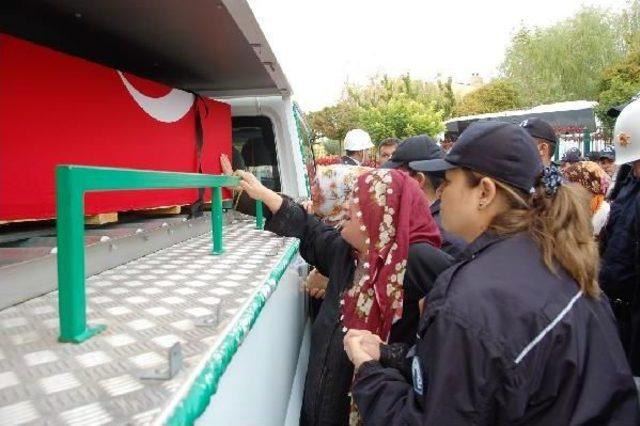 Şehit Oğlunu Polis Selamıyla Karşıladı (2)