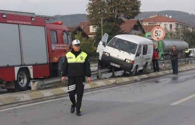 Sakarya’da Otomobil İle Minibüs Çarpıştı: 1 Yaralı