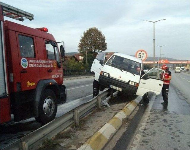 Sakarya’da Otomobil İle Minibüs Çarpıştı: 1 Yaralı