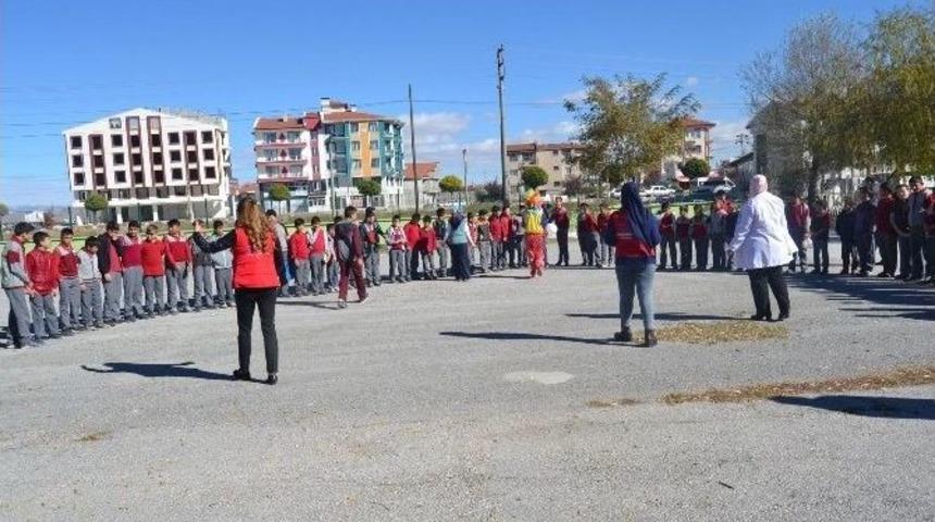 Gen&ccedil;lik Merkezi G&ouml;n&uuml;ll&uuml;leri &Ccedil;ocuklara &ldquo;saygı &ldquo; Konusu Anlattı