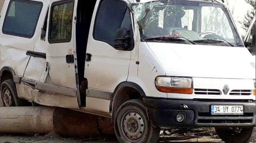 Gebze&rsquo;de Kamyonet İle Servis Aracı &Ccedil;arpıştı: 5 Yaralı