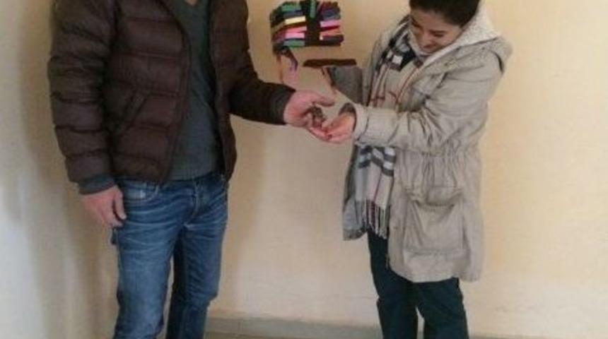 Kedilere Yem Olacak Yavru Kuşa Polis Şefkati