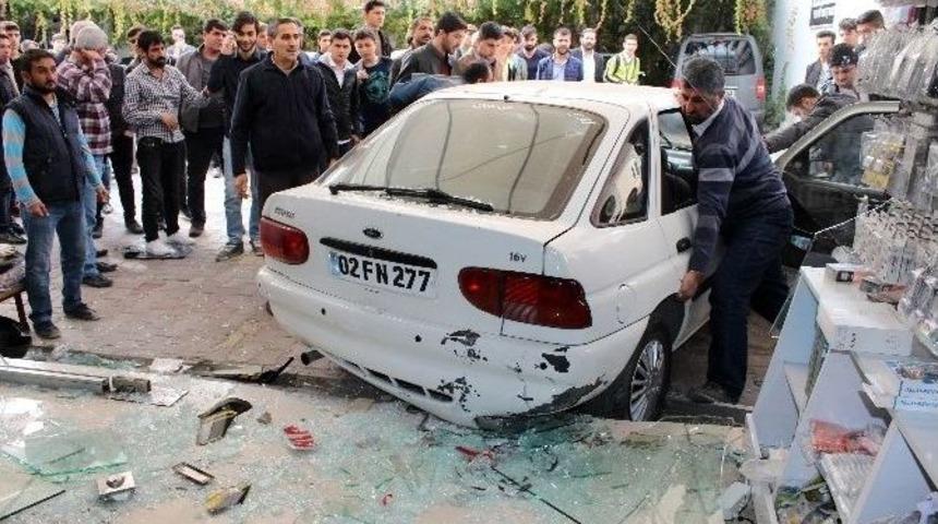 Otomobil İş Yerine Daldı