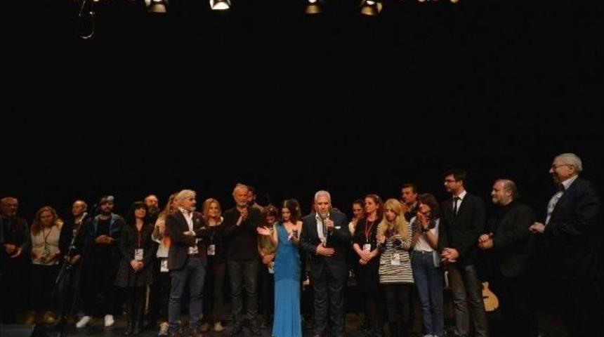 Nil&uuml;fer Şiirin Sesi Oldu