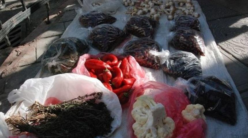 Kaldırım &Uuml;zerinde Satış Yaparak Torunlarının Har&ccedil;lığını &Ccedil;ıkartıyor