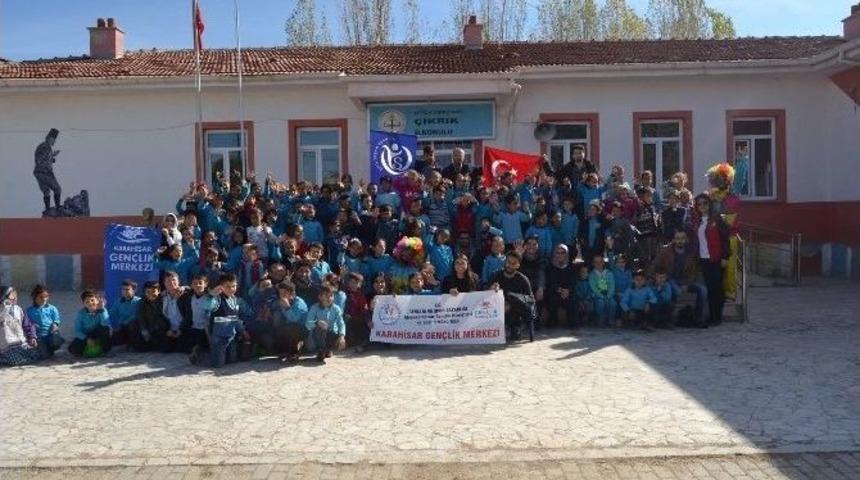 G&ouml;n&uuml;ll&uuml; Gen&ccedil;ler &Ccedil;ıkrık K&ouml;y&uuml; İlkokulu&rsquo;nda Sınıf Kitaplığı Oluşturdu