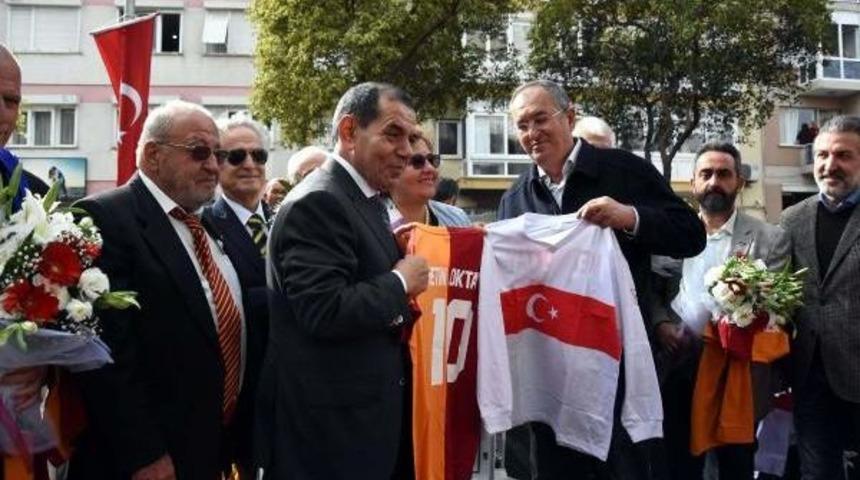 Metin Oktay'ın Heykeli İzmir'de, Adı Verilen Parkta A&ccedil;ıldı