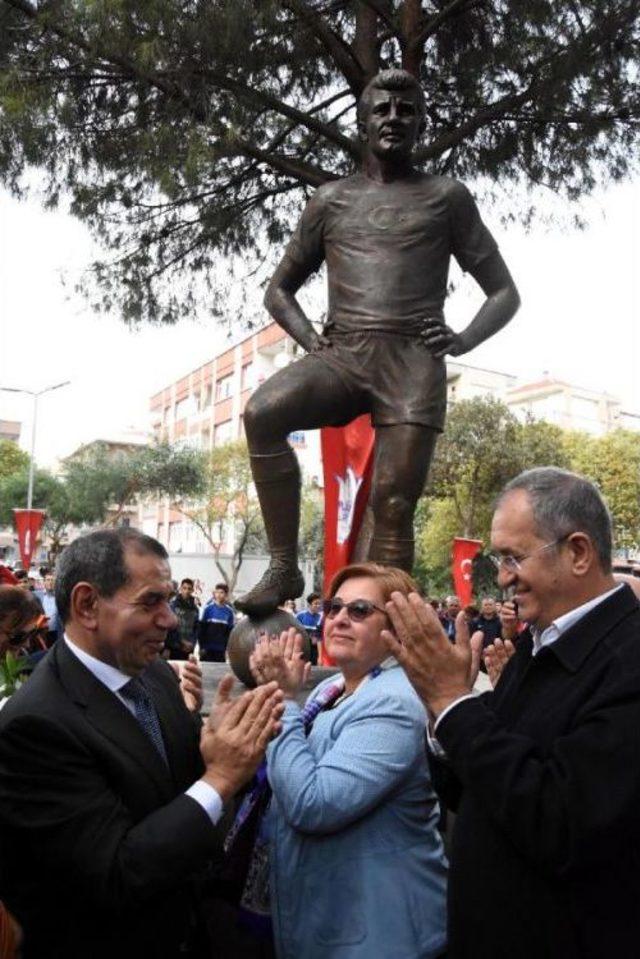 Metin Oktay'ın Heykeli İzmir'de, Adı Verilen Parkta Açıldı