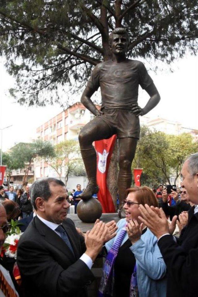 Metin Oktay'ın Heykeli İzmir'de, Adı Verilen Parkta Açıldı