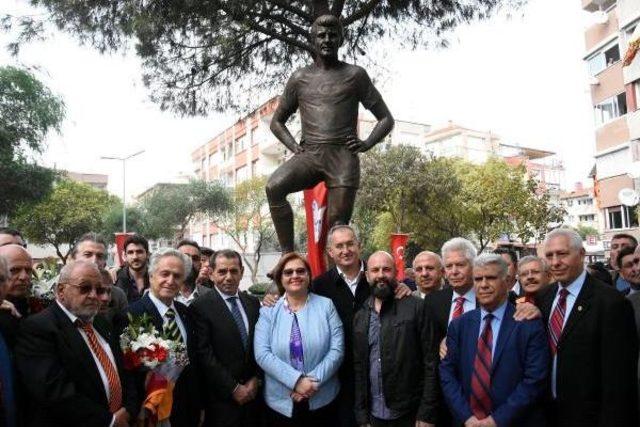 Metin Oktay'ın Heykeli İzmir'de, Adı Verilen Parkta Açıldı