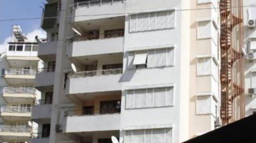 Tadilat Yaparken 10'uncu Kattan D&uuml;ş&uuml;p &Ouml;ld&uuml;