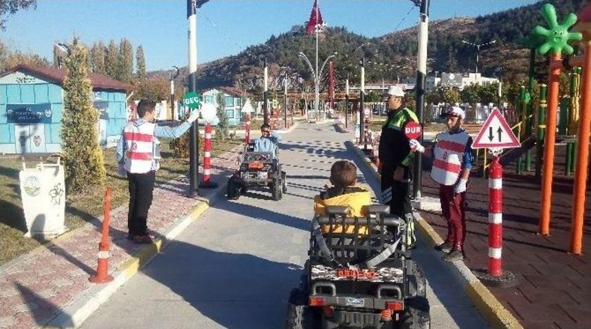 Trafik Kurallarını Eğlenerek &Ouml;ğreniyorlar
