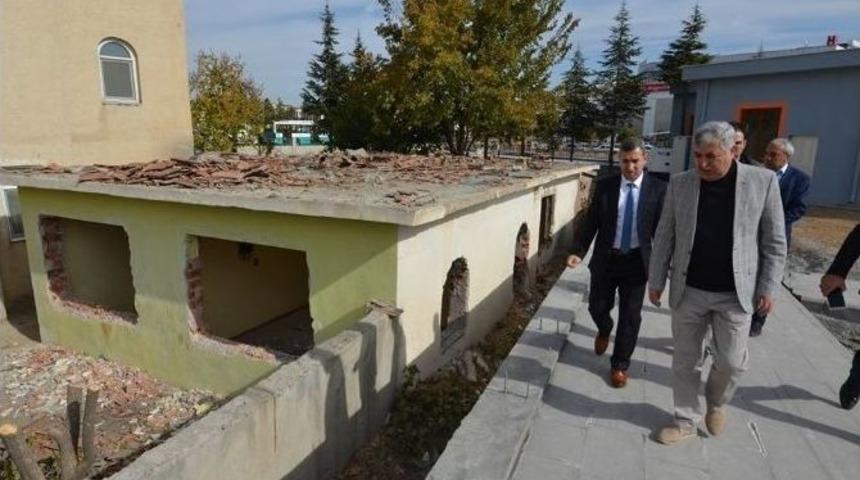 Yeşilyurt Belediyesi Bu Yıl 53 Metruk Ev Yıkımı Yaptı