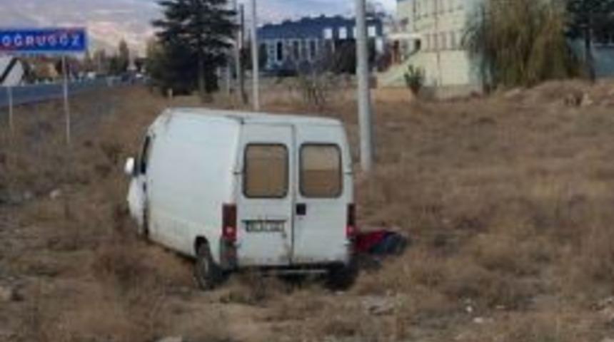 Konya&rsquo;da Kamyonet Şarampole Devrildi: 1 &Ouml;l&uuml;, 1 Yaralı