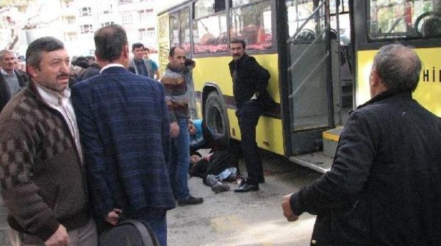Belediye Otob&uuml;s&uuml;nden Inerken Kapıya Kıyafeti Takılan Kadının Ayağı Ezildi