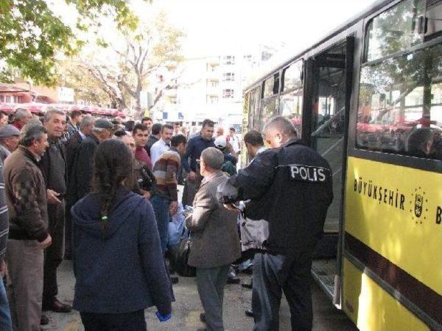 Belediye Otobüsünden Inerken Kapıya Kıyafeti Takılan Kadının Ayağı Ezildi