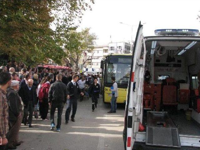 Belediye Otobüsünden Inerken Kapıya Kıyafeti Takılan Kadının Ayağı Ezildi