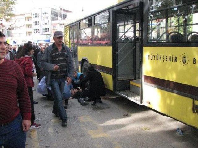 Belediye Otobüsünden Inerken Kapıya Kıyafeti Takılan Kadının Ayağı Ezildi