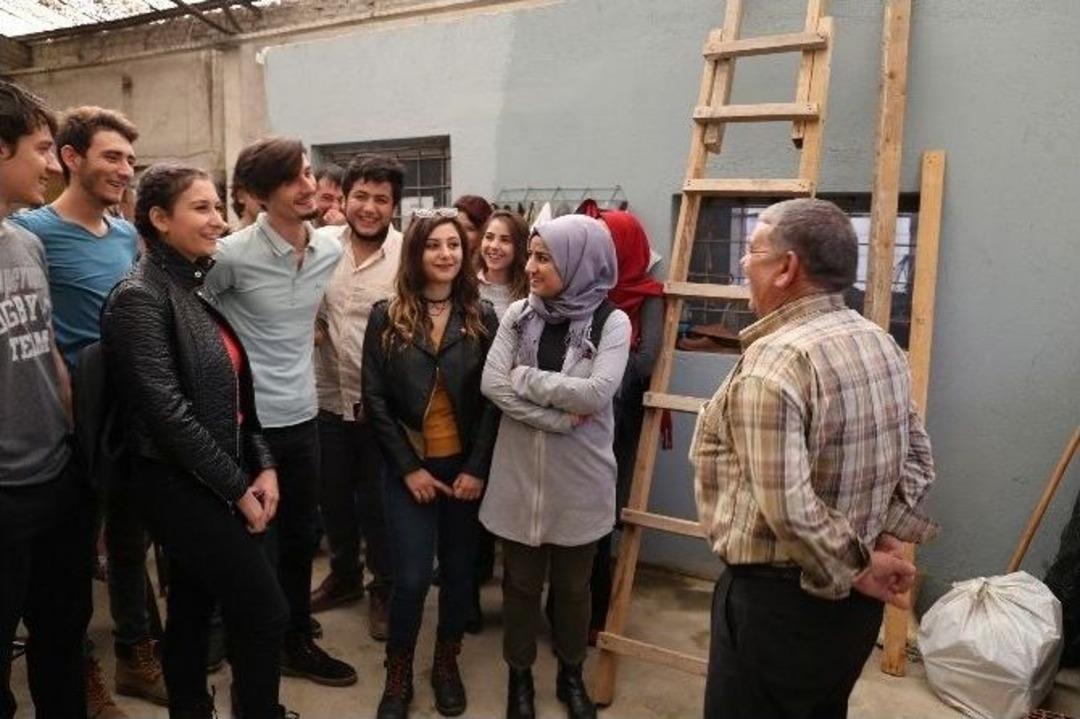 &Uuml;niversiteli &Ouml;ğrenciler Fidanlıkta &Ccedil;i&ccedil;ek Dikti