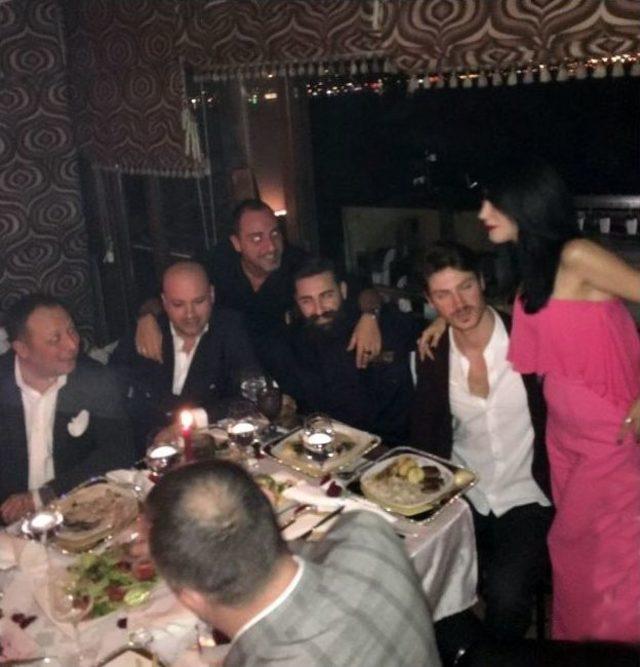 Hande Yener&rsquo;i İsteme Ve Nişanlanma G&ouml;r&uuml;nt&uuml;leri Ortaya &Ccedil;ıktı 1