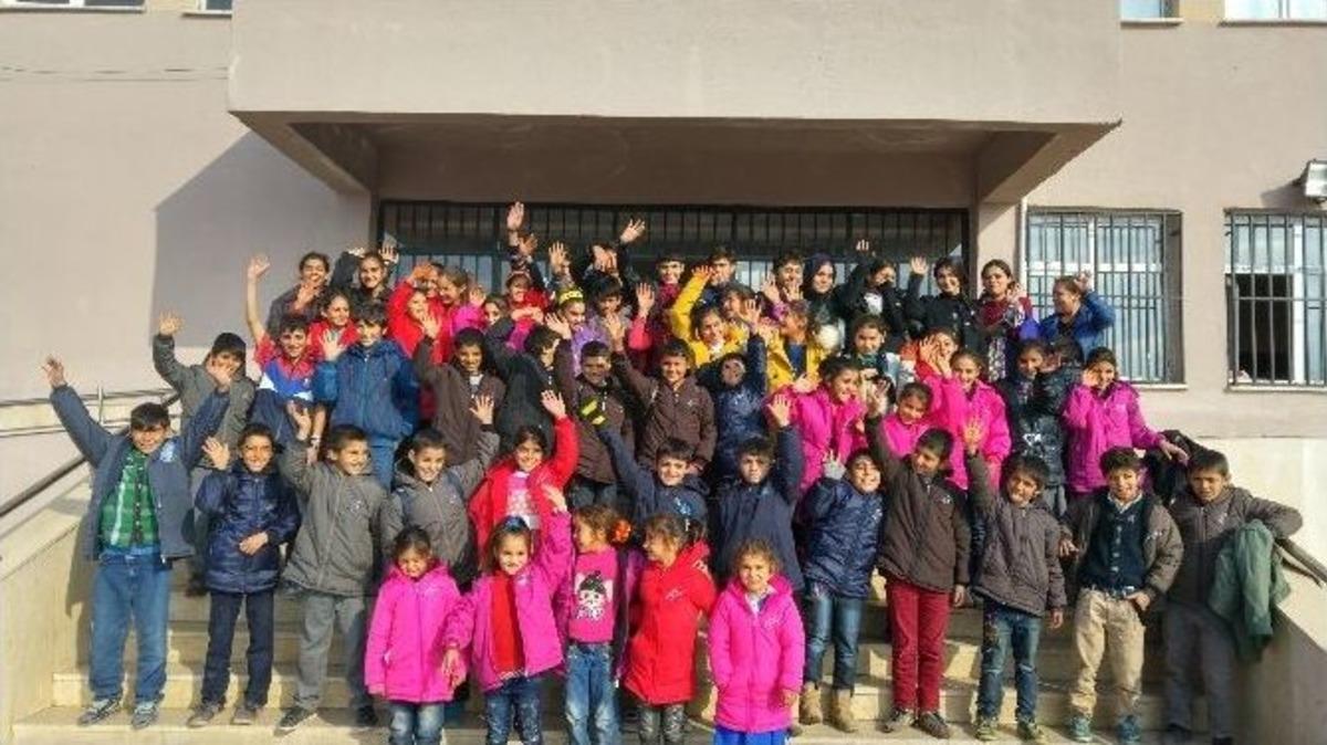 Okulu Boyayıp &Ouml;ğrencilere Yardımda Bulundular