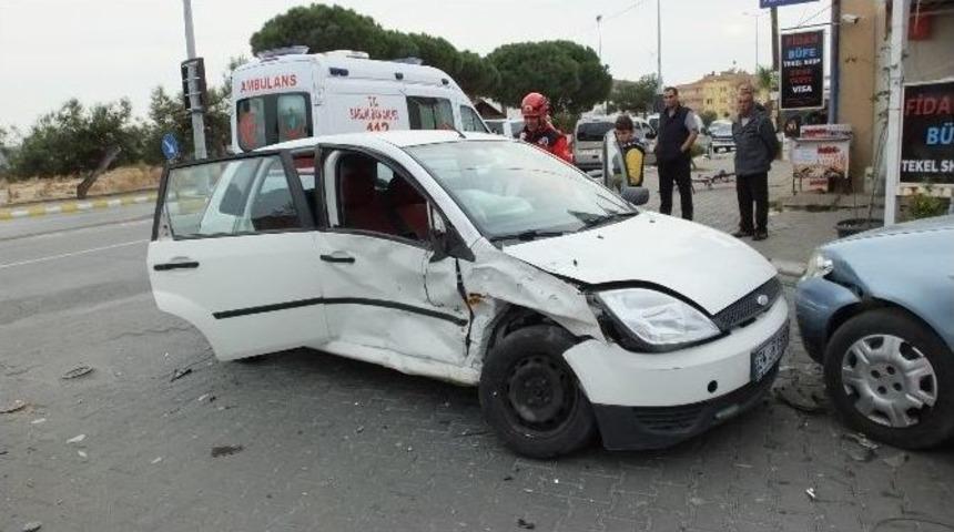 Burhaniye&rsquo;de Zincirleme Kaza: 2 Yaralı