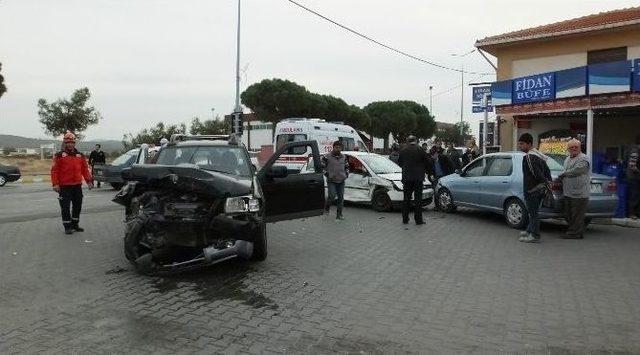 Burhaniye&rsquo;de Zincirleme Kaza: 2 Yaralı 1