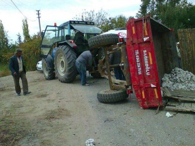 Traktör Devrildi: 14 Yaralı