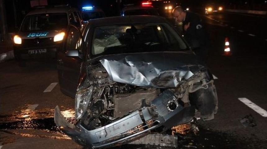 Zırhlı Polis Aracı İle Otomobil &Ccedil;arpıştı: 2 Polis Yaralı