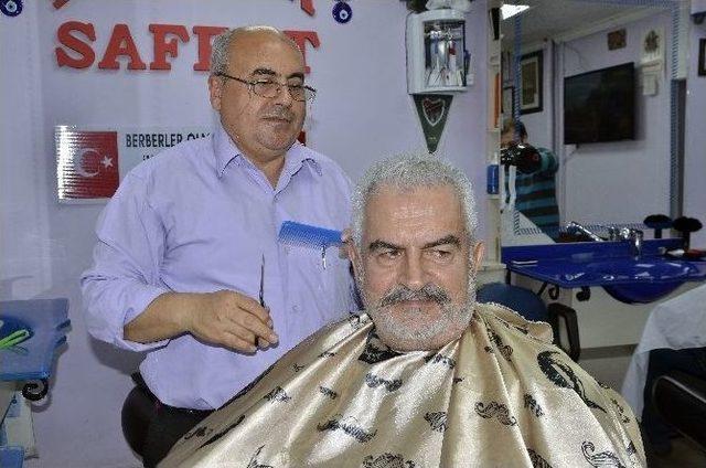 &Uuml;nl&uuml; Oyuncu Erol Tezeren Sa&ccedil;larını Kestirdi 1