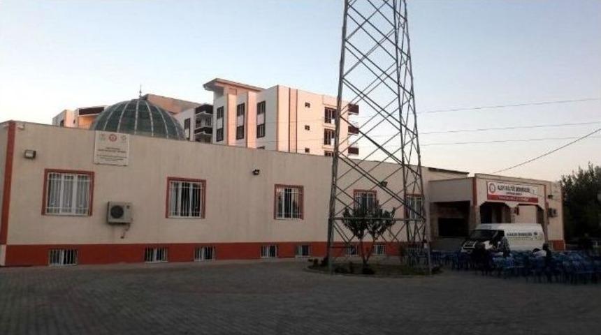 Cemevindeki Y&uuml;ksek Gerilim Hattı Direği Kaldırılmayı Bekliyor