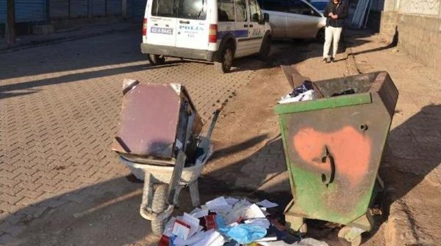 İ&ccedil;inden Para Ve &Ccedil;ekleri &Ccedil;aldıkları &Ccedil;elik Kasayı &Ccedil;&ouml;pe Attılar