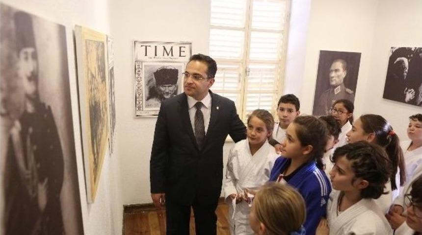 Bornova&rsquo;daki Fotoğraflarla Atat&uuml;rk Sergisine Yoğun İlgi