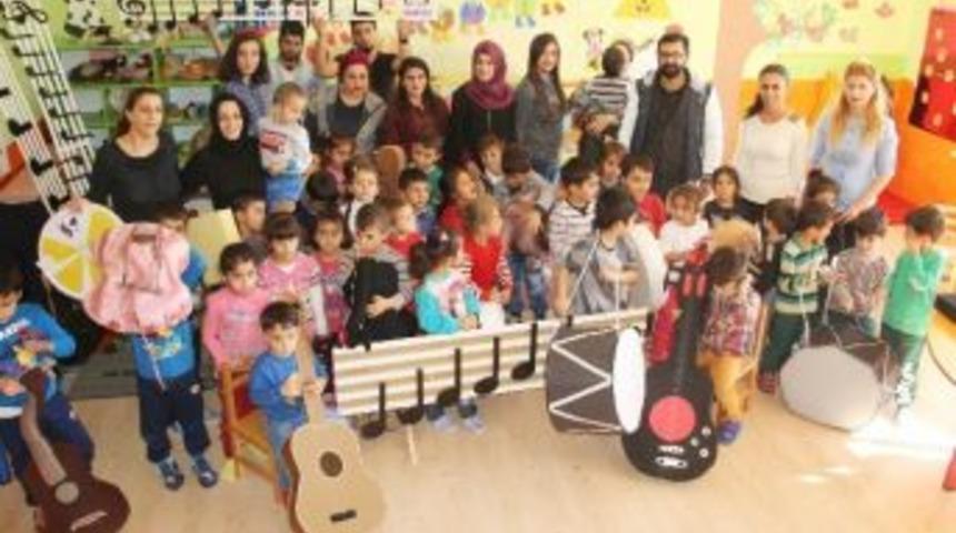 &Ouml;ğrencileri Yaptıkları Oyuncakları &Ccedil;ocuklara Hediye Etti