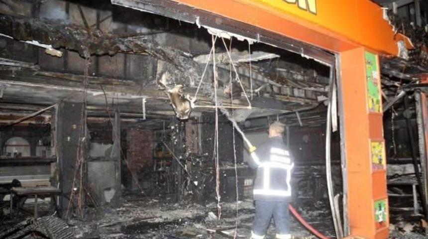 Antalya'da Kafe Yangını Korkuttu