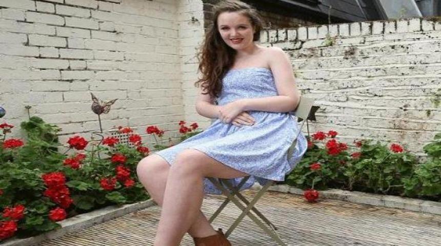 Heykel gibi taşlaşıyor