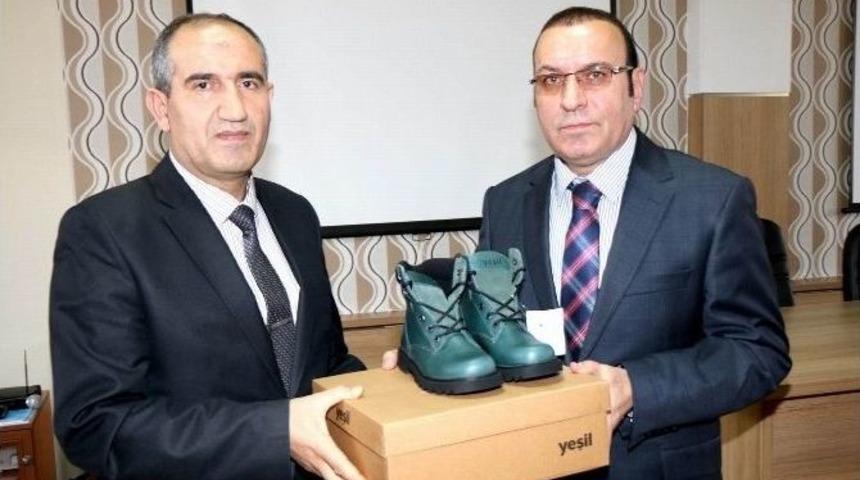 Sivas&rsquo;ta İhtiya&ccedil; Sahibi &Ouml;ğrencilere Kışlık Bot Dağıtıldı