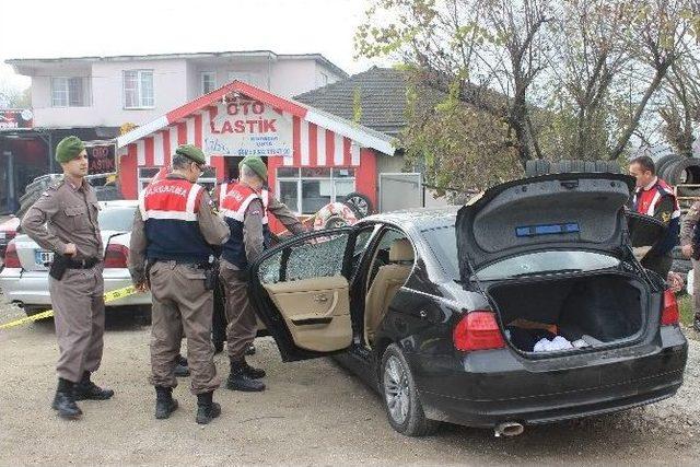 Hırsızlık Çetesi Jandarmanın Üzerine Otomobil Sürdü, Zanlılara Ateş Açıldı: 1 Yaralı