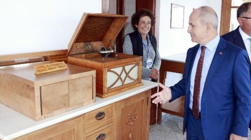 Başkan Akg&uuml;n, Atat&uuml;rk&rsquo;&uuml;n Gramofonunun Sessizliğine Son Verdi